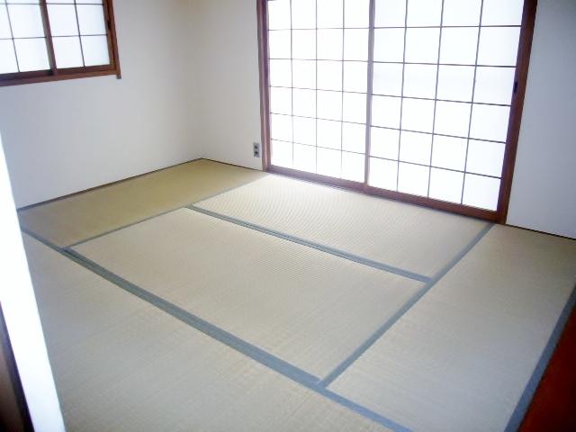 Non-living room. Yang is plug in warm Japanese-style