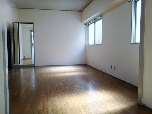Living. Plenty of sunshine also living space!