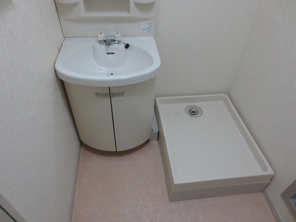 Wash basin, toilet. It is washing bread exchange.