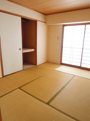 Living and room. It is very bright and spacious Japanese-style room It will be healed after all Japanese-style