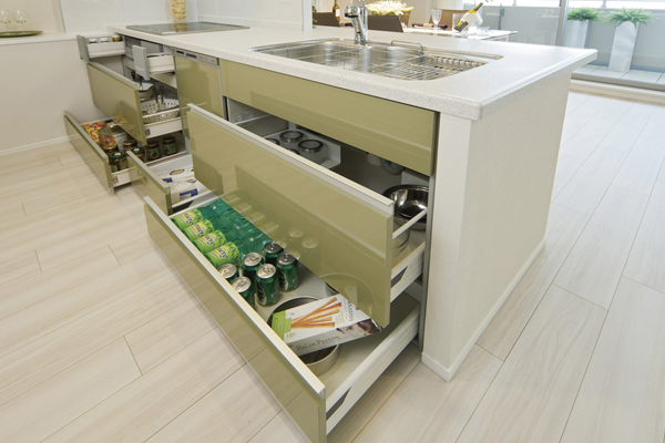 Kitchen.  [Slide storage] The system kitchen, And overlook all the way into the space, Slide storage that can smooth out is equipped with. With a soft-close function, Press strongly closes quietly and slowly to absorb the shock as well (same specifications)