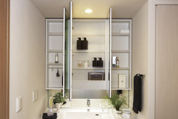 Bathing-wash room.  [Three-sided mirror back storage] The back of the three-sided mirror is on the entire storage space. Such as cosmetic accessories and tissue box, you can clean and organize (same specifications)
