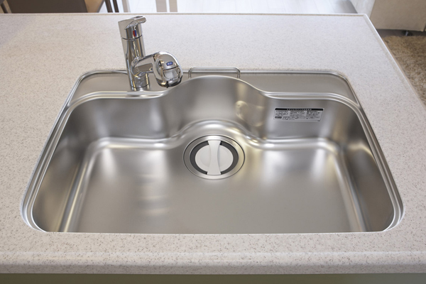 Kitchen.  [Quiet wide sink] Sink of wide size washable in a large pot even easier. In silent type to suppress it is water sound, Conversation with the family in the living room is smooth (same specifications)