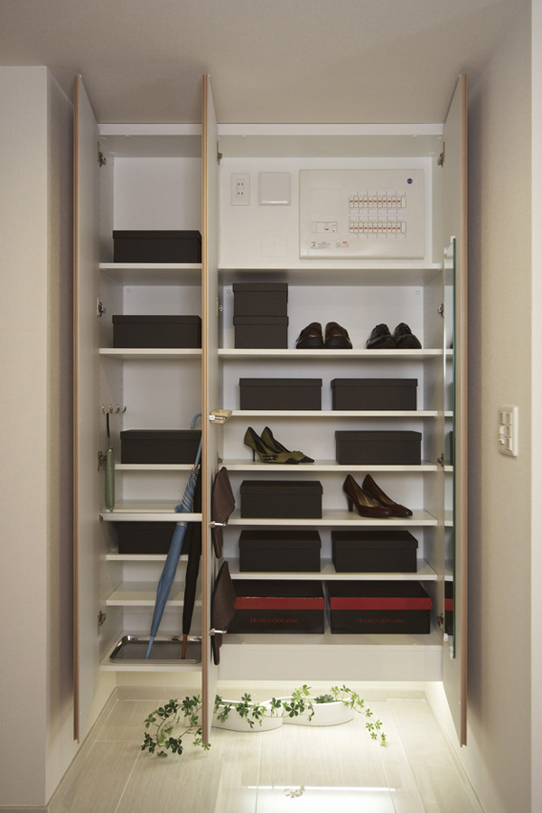 Receipt.  [Thor type of shoe box] Leverage-to-ceiling height, Storage rich tall type of shoe box. Since the shelves movable are provided, Boots can be stored (same specifications)
