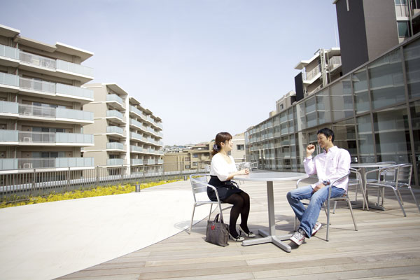 Shared facilities.  [Rooftop terrace] And greening the roof, Exhilarating space that everyone can use more live. Between studying and reading, Out on the roof terrace, You can spend the refresh time