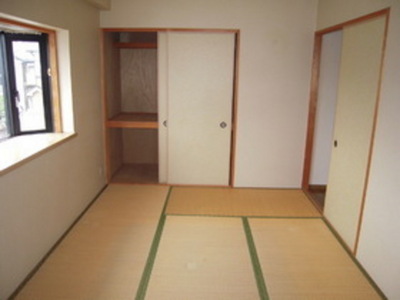 Living and room. It still Japanese-style room is very healed. 