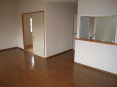 Living and room. Easy-to-use living room facing the balcony. 