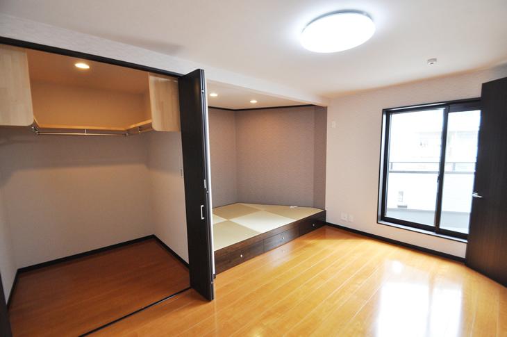 Non-living room. By providing the tatami corner wearing a step in the bedroom, Freely also how to use your room. Walk-in closet is also one of the charm.