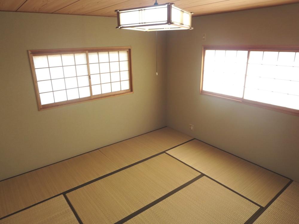 Non-living room. The second floor of a Japanese-style room 8 quires also window is there place 2 bright room