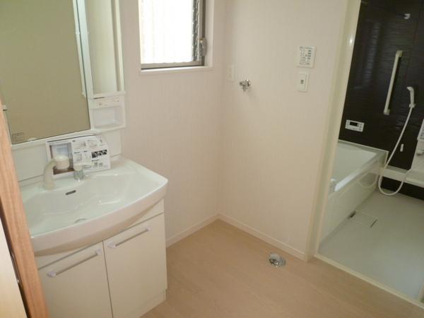 Same specifications photos (Other introspection). Bright wash room in with a small window