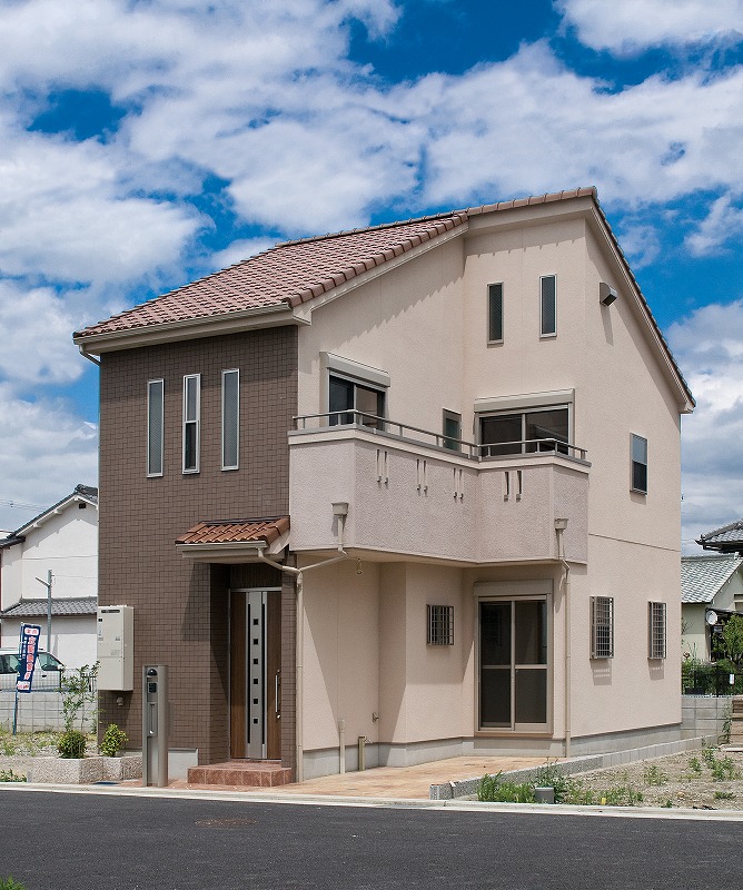 Local appearance photo. Stylish organized outer wall and the slit window in warm colors. Plenty of dihedral is installed in the balcony on the south-facing. In dazzling sunshine and a pleasant breeze, Laundry even fluffy well dry likely (No. 9 locations) model house