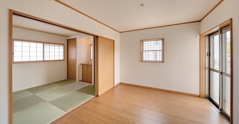 Model house photo. Available in 4.5-mat Japanese-style Ryukyu wind next to the living room. Because it was the one side to plenty of storage, It is firmly put away as well, such as futon for visitors. It feels good just become Gorotto horizontal (No. 9 locations) model house