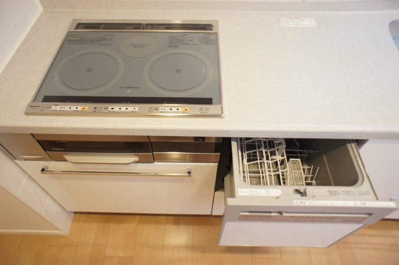 Kitchen. 3-neck IH stove dishwasher