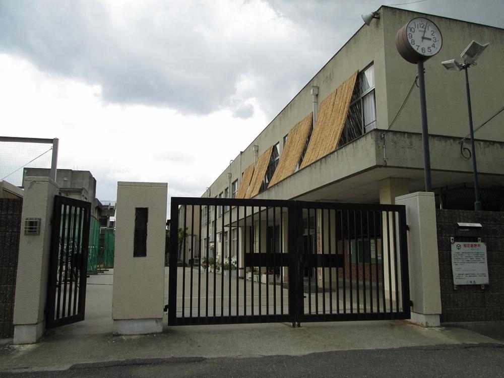 Junior high school. 1225m until Yao Municipal Taisho junior high school