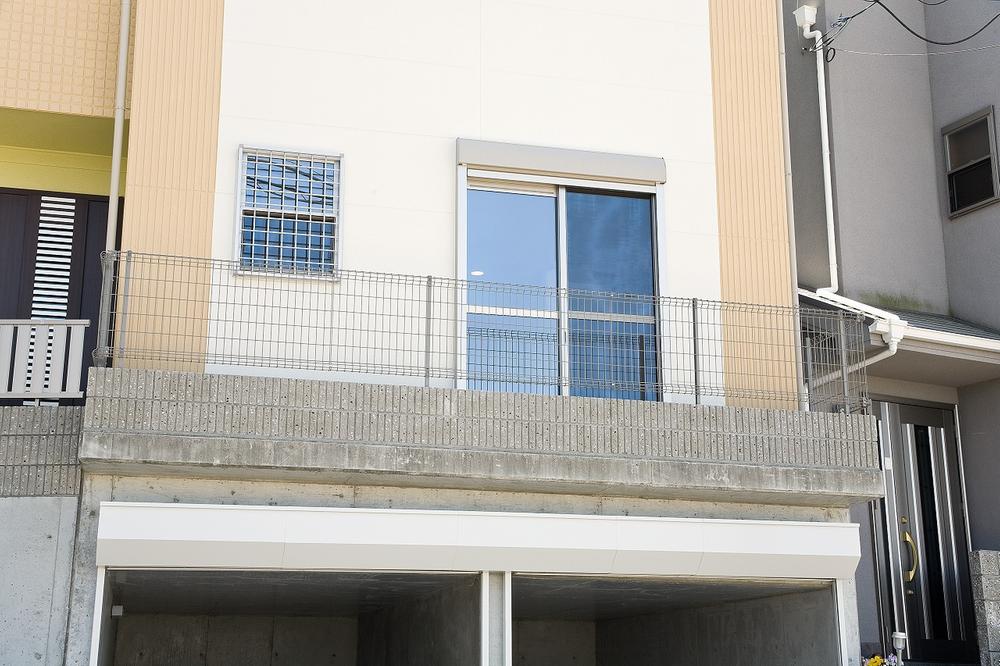 Balcony. Convenient flow line is short on household chores, such as also have a balcony laundry next to the living