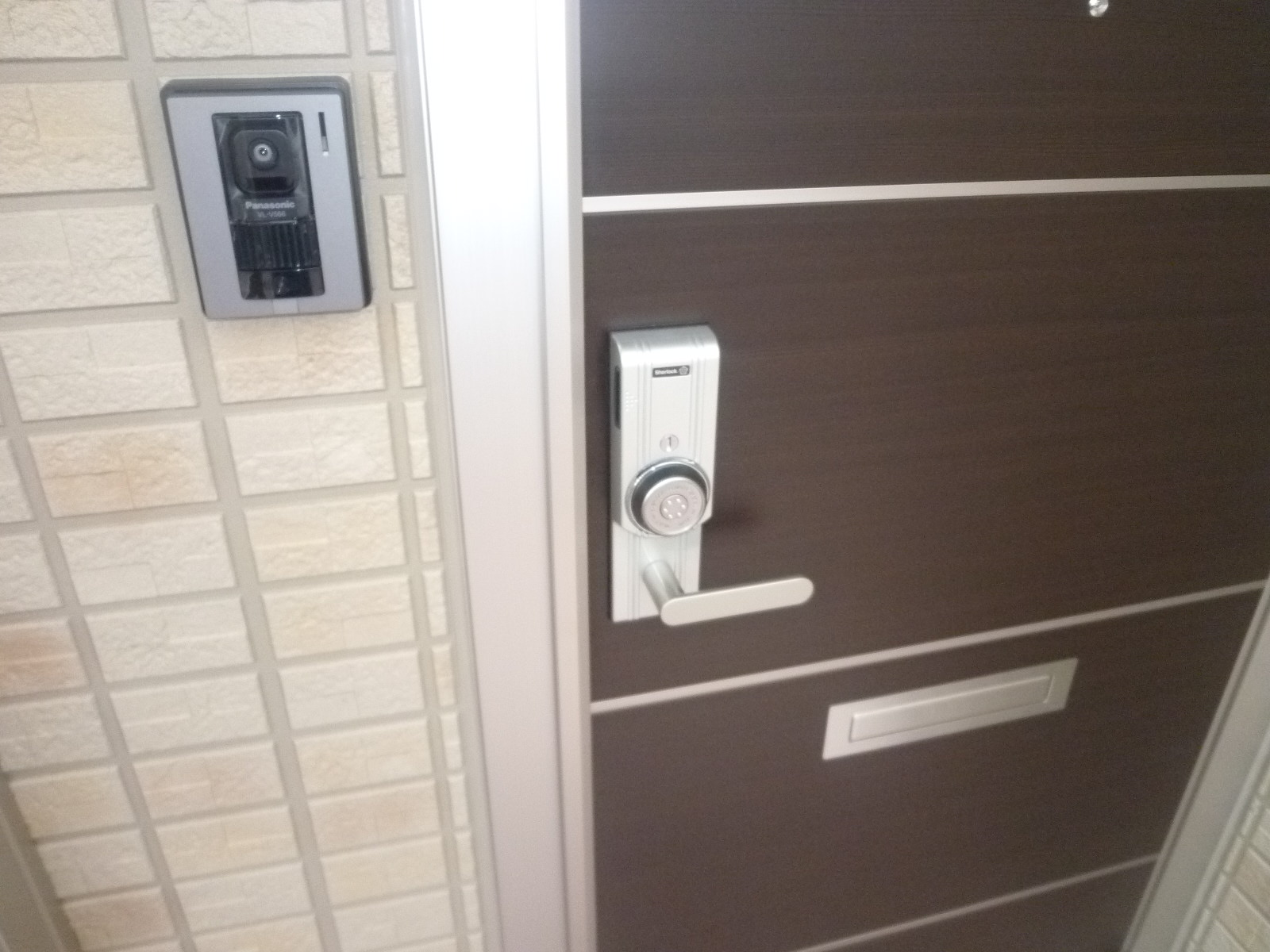 Security. Entrance card key + TV monitor Hong