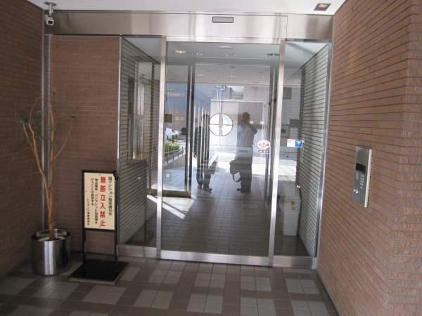 Entrance. Auto-lock Mansion!