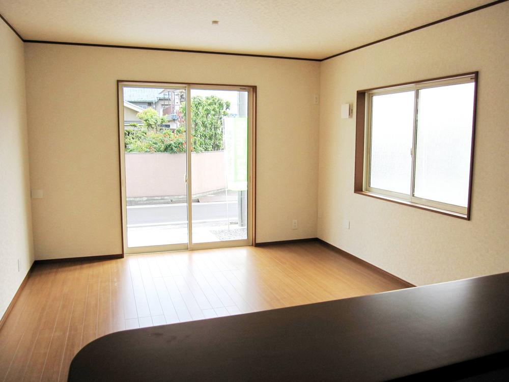 Living. Spacious living room looked over the counter