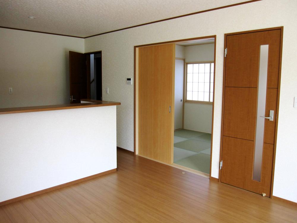 Non-living room. Japanese-style room that follows from the living room for us also active as a place for gatherings