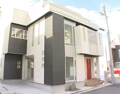 Building plan example (exterior photos).  [Fujiidera model house] Black × contrast of the white of the outer wall, Appearance of the entrance door of the bright red feel the design of sticking. Important point in terms of also live forever strong and sturdy structure precursor