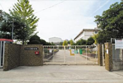 Primary school. 160m until Yao Municipal Misono Elementary School