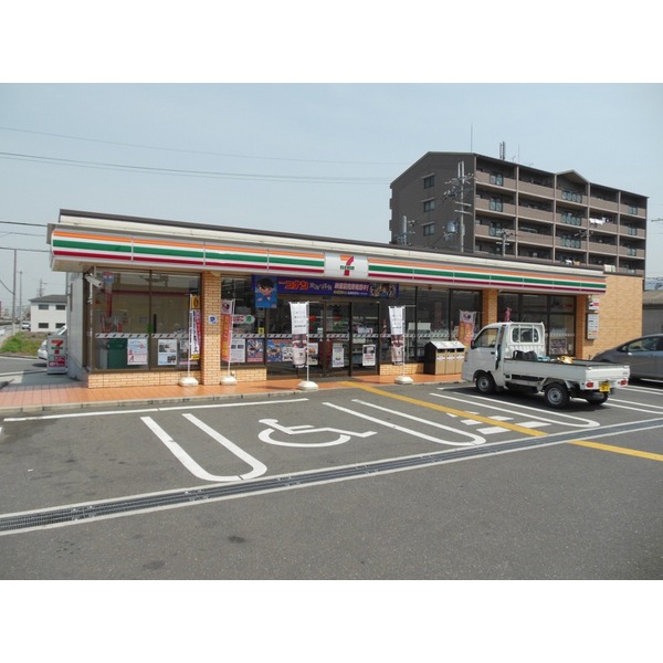 Convenience store. FamilyMart Yao Minamihon the town store (convenience store) to 375m