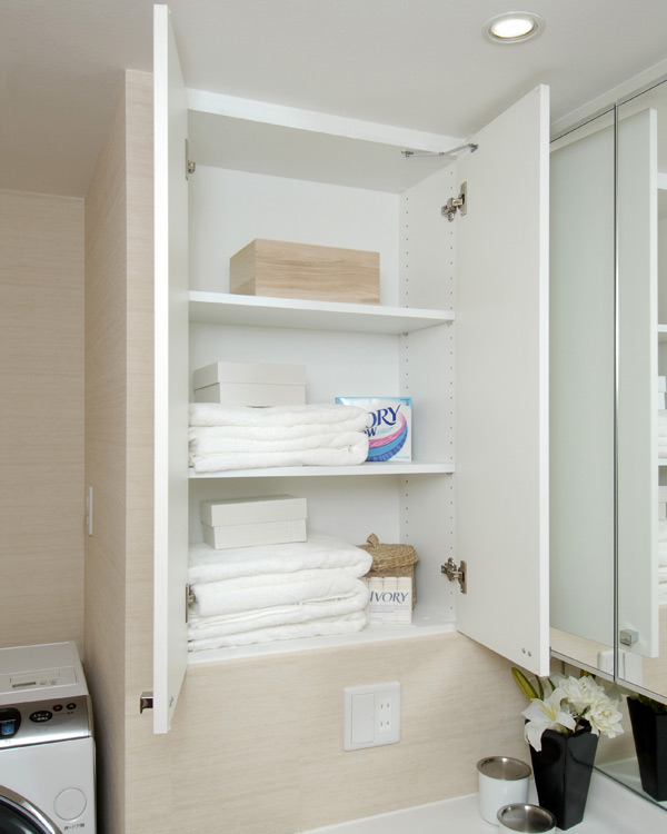 Bathing-wash room.  [Linen cabinet] The powder room, Neat Maeru towels and underwear, etc., Set up a linen cabinet (except for some type). For example, after dressing or during bathing, Immediately retrieved when needed what you need (same specifications)
