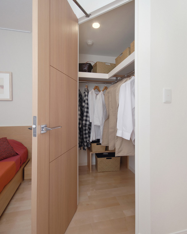 Receipt.  [Walk-in closet] Walk-in closet that can confirm the stored items at a glance is, Large-scale storage with the size of the room. In addition to the storage of a number of clothing, Drawer to feet and chest, You can put even shoe box (MI-Mb type model room)