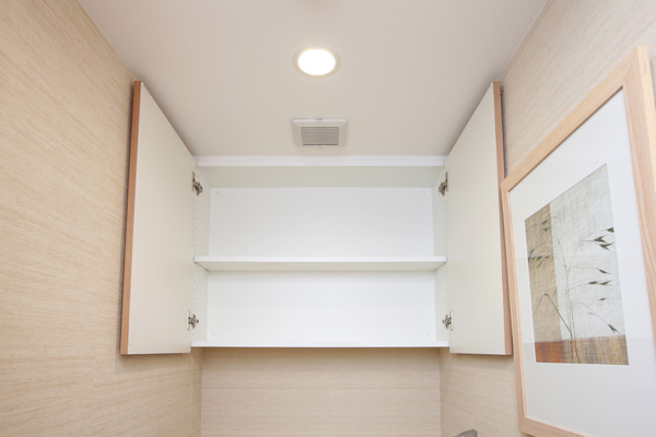 Toilet.  [Toilet storage] At the top of the toilet, Installation convenient hanging cupboard for storage, such as toilet paper and accessories. With so door can be clean and organize in the toilet (same specifications)