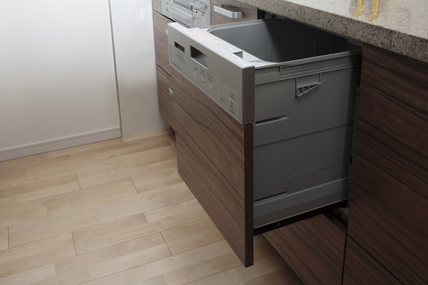Kitchen.  [Dishwasher] Is a dishwasher of the slide type that can smooth out the dishes in a comfortable position (same specifications)