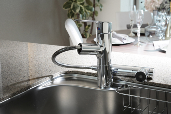 Kitchen.  [Water purifier mixing faucet with integrated shower] Water purifier built-in type that can be used to clean water easily. Handy with a flexible hose to clean in the sink (same specifications)
