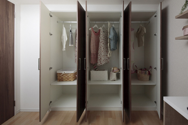 Receipt.  [System closet] The Western-style closet have system storage of functional Furniture that can cope with a variety of layout is adopted (H type model room)