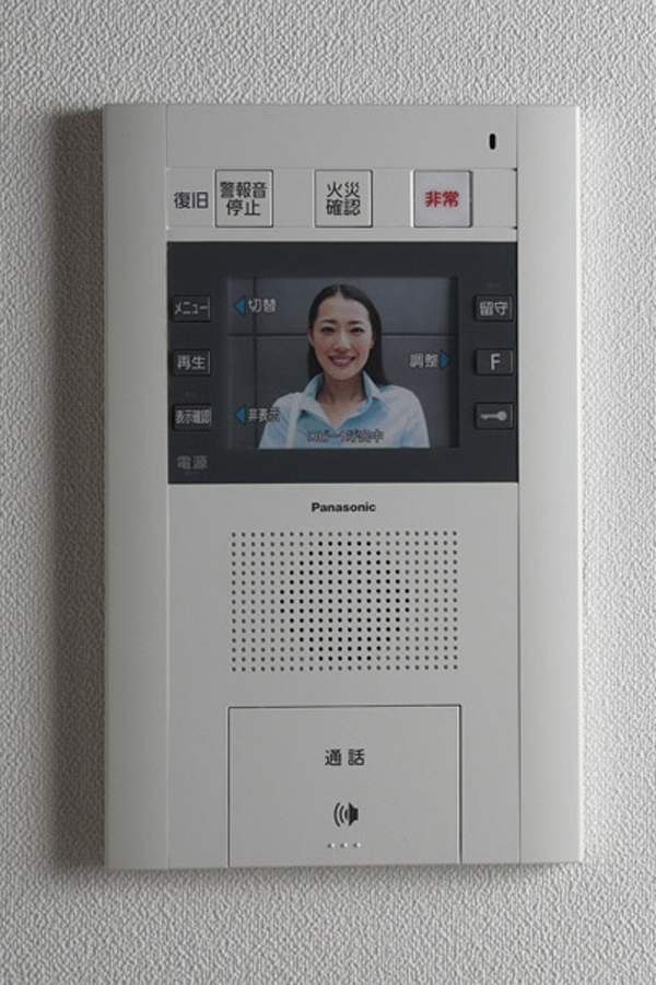 Security.  [Hands-free intercom with color monitor] Check the audio and video of the entrance of visitors from within the dwelling unit ・ Unlocking can intercom with color monitor. It is a hands-free type that you can talk to without the handset (same specifications)