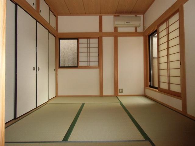 Non-living room. Bright six quires of Japanese-style room