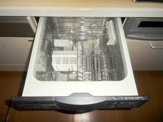 Kitchen. It comes with a dishwasher