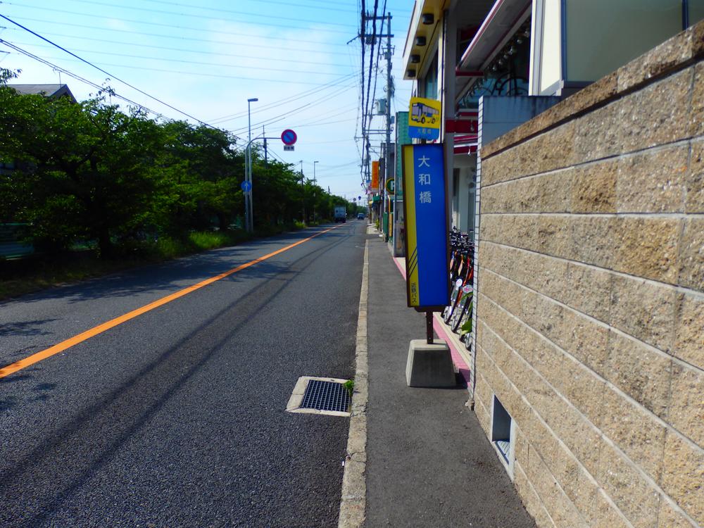 station. Kintetsu 400m to stop the bus "Yamato Bridge"