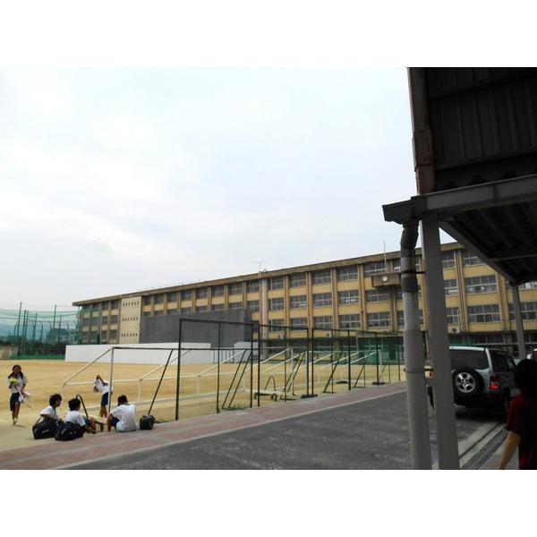 Junior high school. 1180m until Yao Municipal Longhua junior high school