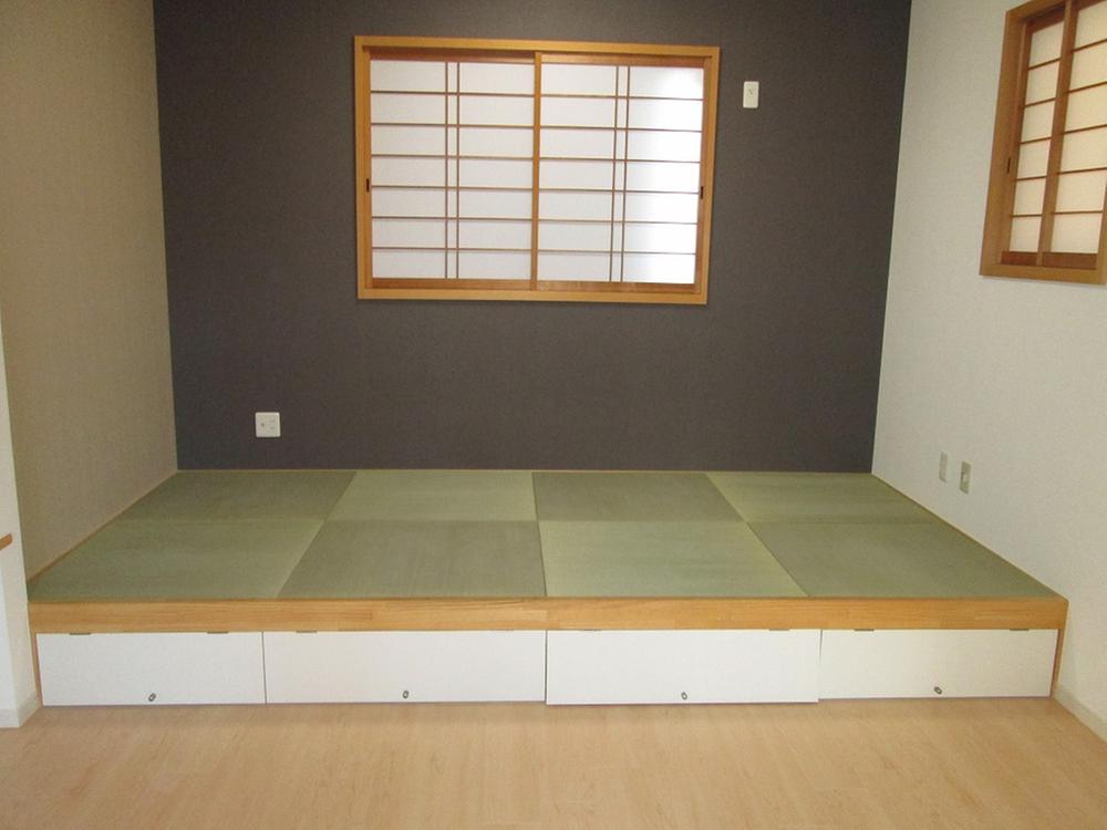 Non-living room. Under the tatami has become the storage