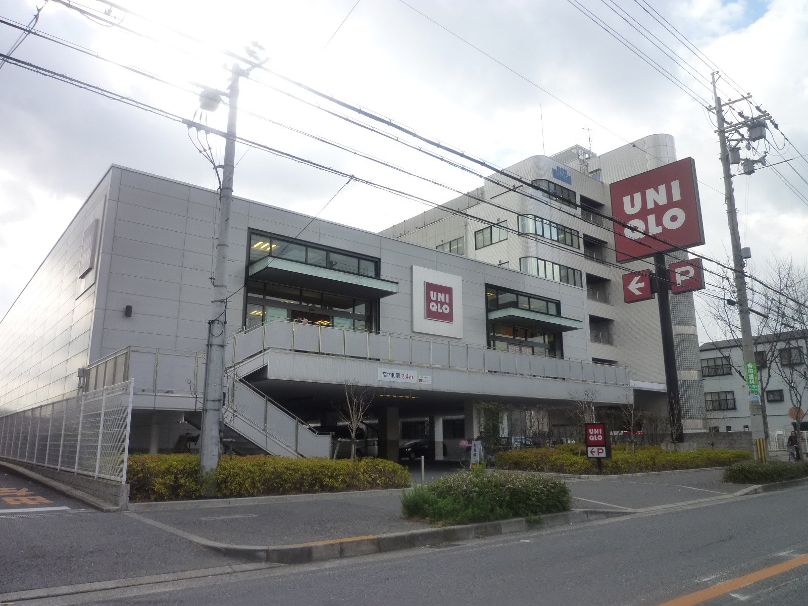 Shopping centre. 632m to UNIQLO Yao Aoyama (shopping center)