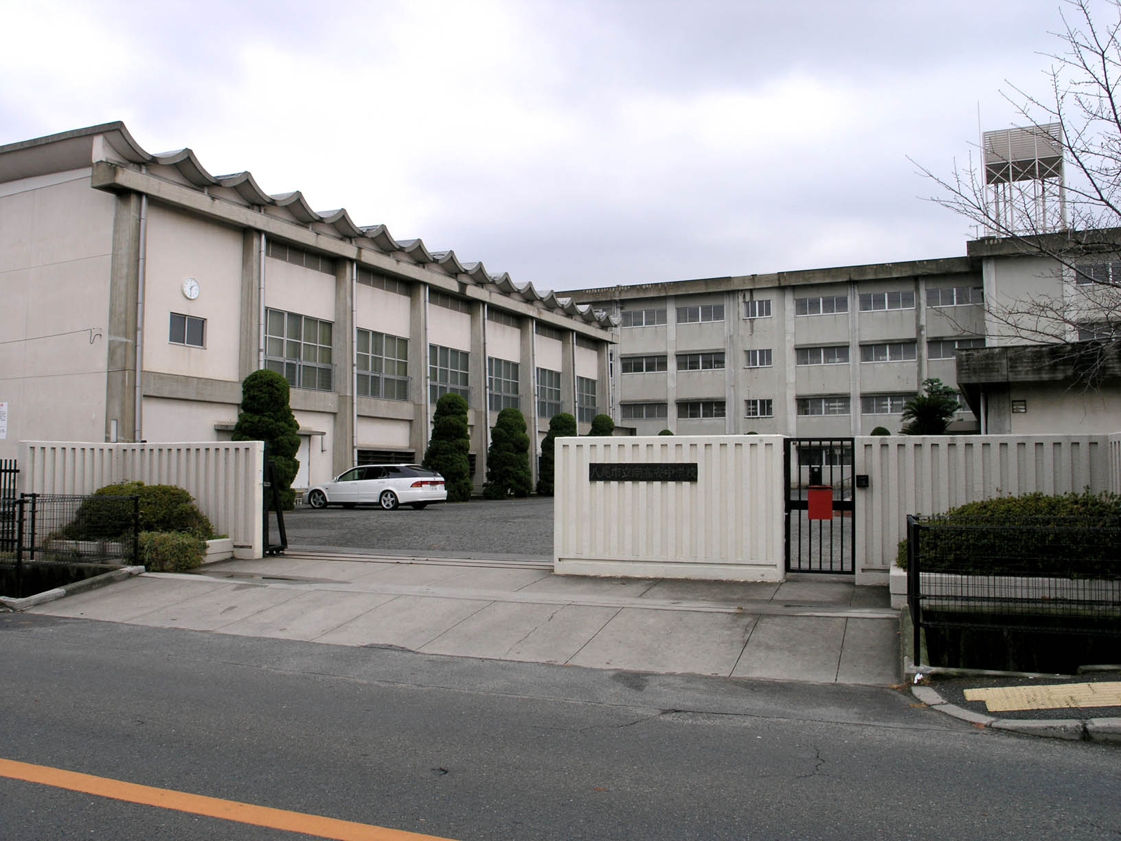 Junior high school. 526m to the south Takayasu's junior high school (about 456m) (junior high school)