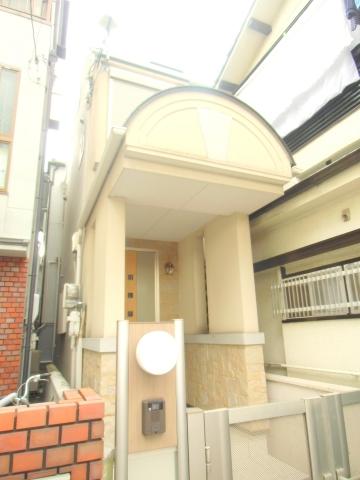Local appearance photo. Heisei 16 years Built in three-story