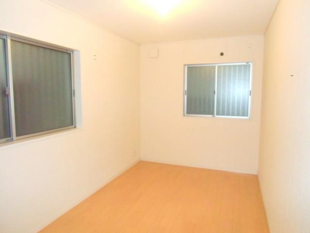 Non-living room. 1F is a Western-style