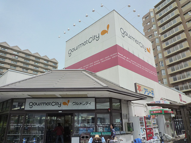 Supermarket. 697m until Gourmet City Yao store (Super)