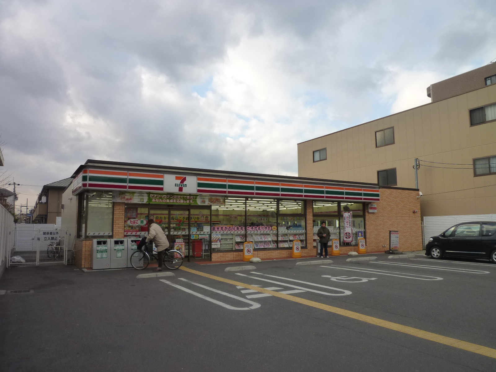 Convenience store. Seven-Eleven Yao Shonai-cho store (convenience store) to 612m