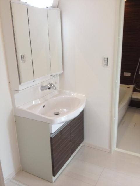 Wash basin, toilet. Plenty of storage! Washbasin with shower!