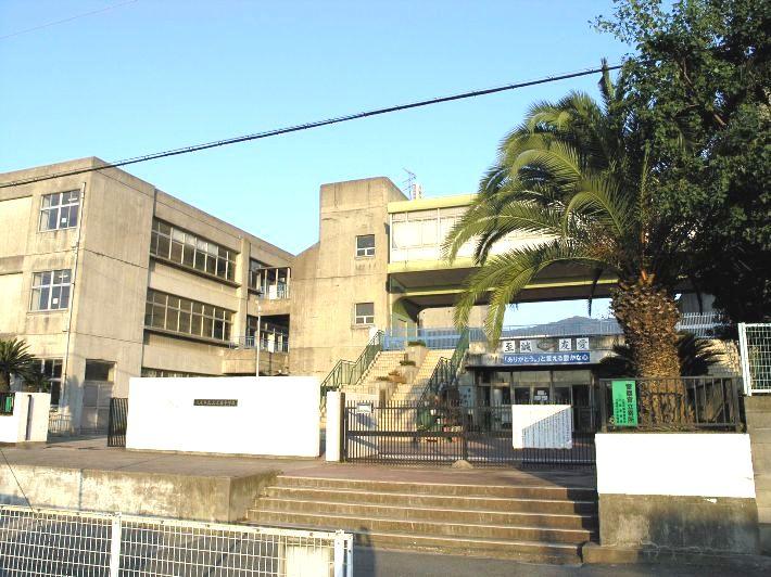 Junior high school. 1390m until Yao Municipal Kaminoshima junior high school