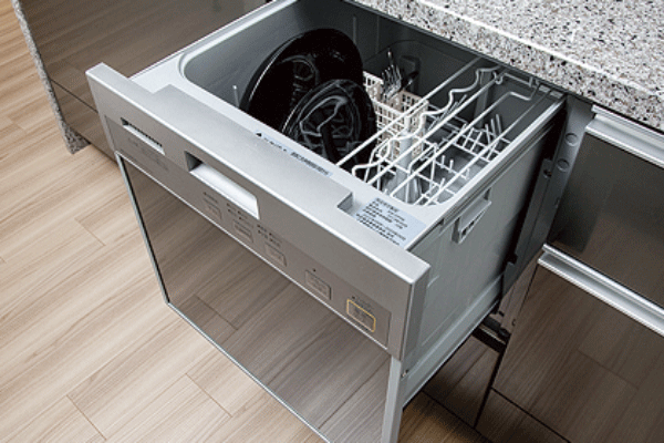 Kitchen.  [Dishwasher] And out of the dish it is easy to slide storage type of dishwasher. The new model reduces the housework burden (same specifications)