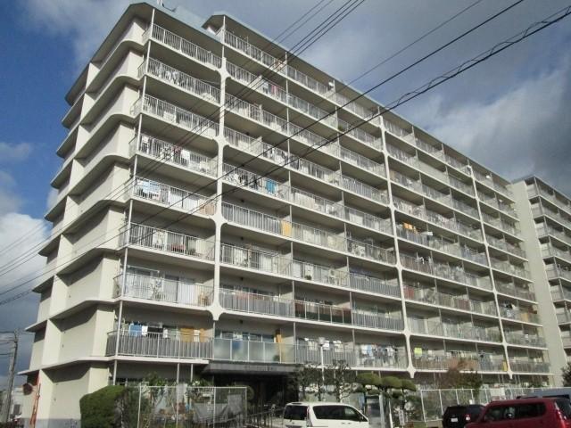 Local appearance photo. The ground is a 10-story apartment