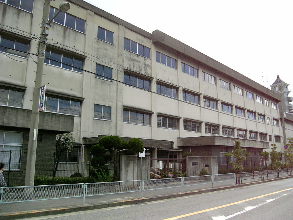 Junior high school. 667m until Yao Municipal Kyuhoji junior high school (junior high school)