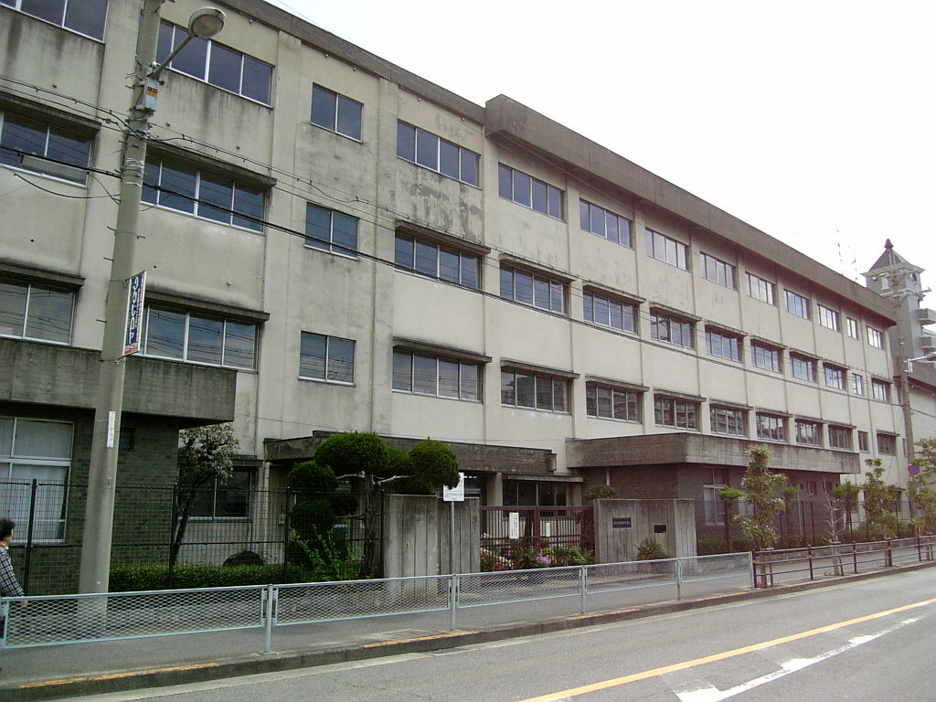 Junior high school. 696m until Yao Municipal Kyuhoji junior high school (junior high school)